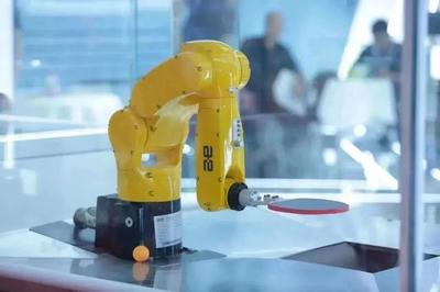 北京國企亮相機器人大會，以顛球、釀酒、造家電展現(xiàn)智能機器人研發(fā)實力